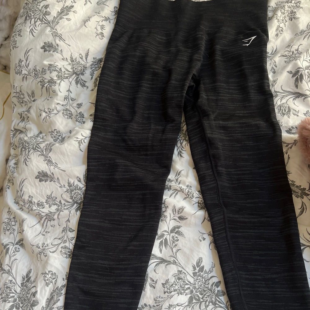 Gym shark leggings
